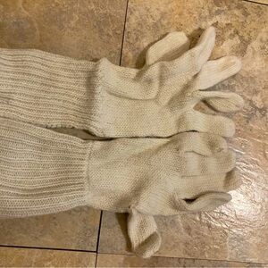 Cream wool gloves
